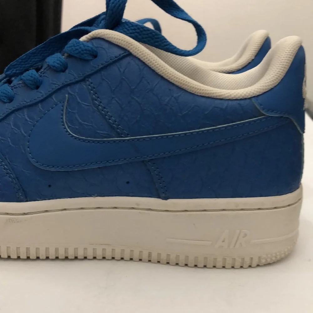 NIKE AIR FORCE 1 LV8 CROCODILE CROC BLUE WHITE MENS-BOYS SIZE 7Y